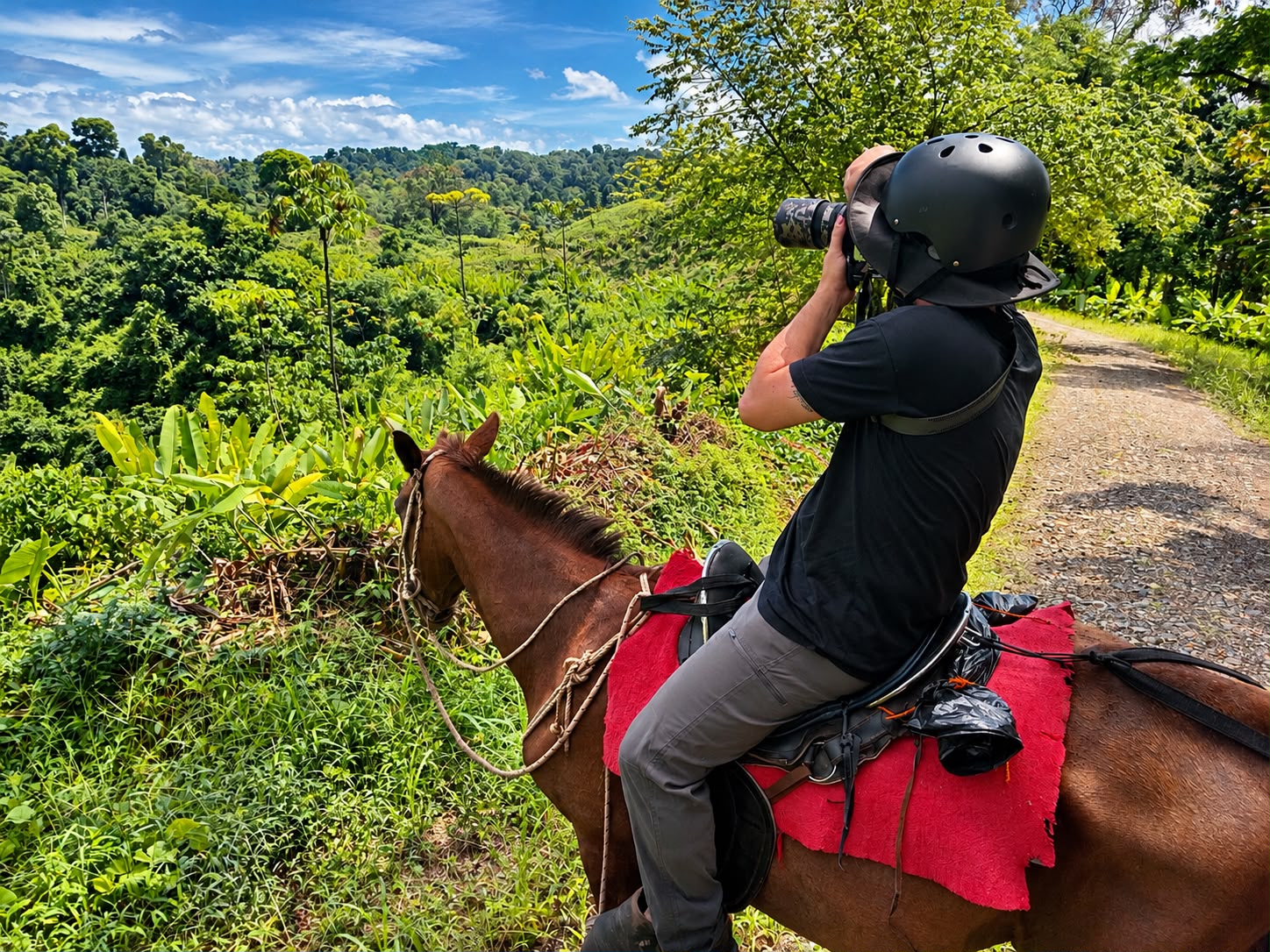 Jinete fotografiando el paisaje del bosque